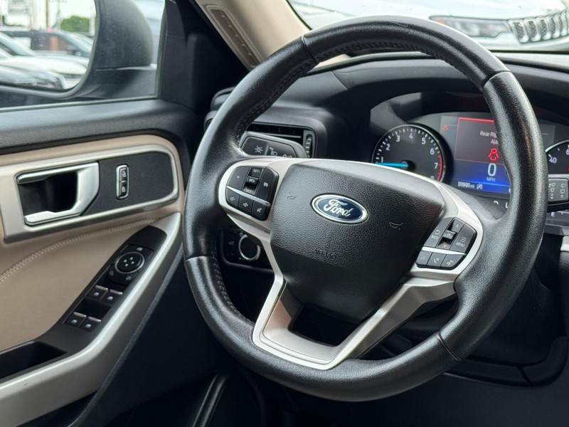 Ford Explorer Vehicle Full-screen Gallery Image 12