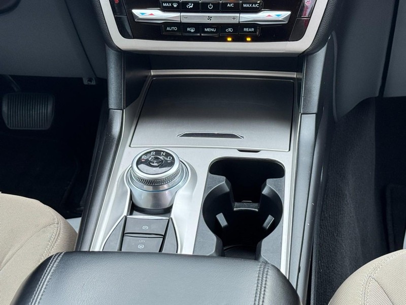 Ford Explorer Vehicle Full-screen Gallery Image 14