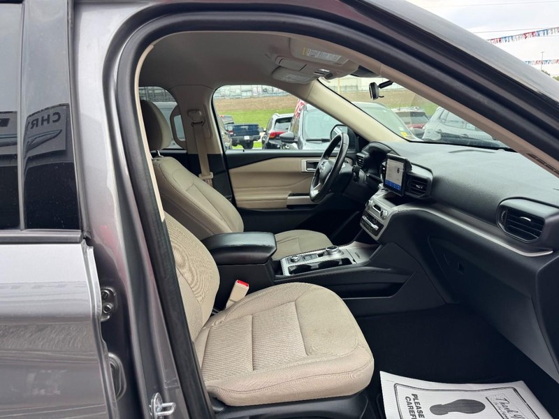 Ford Explorer Vehicle Full-screen Gallery Image 15