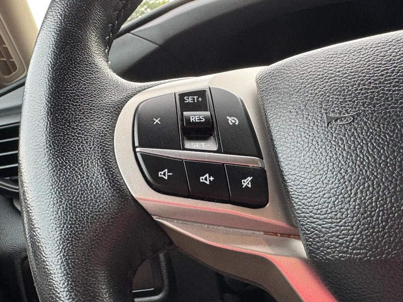 Ford Explorer Vehicle Full-screen Gallery Image 16