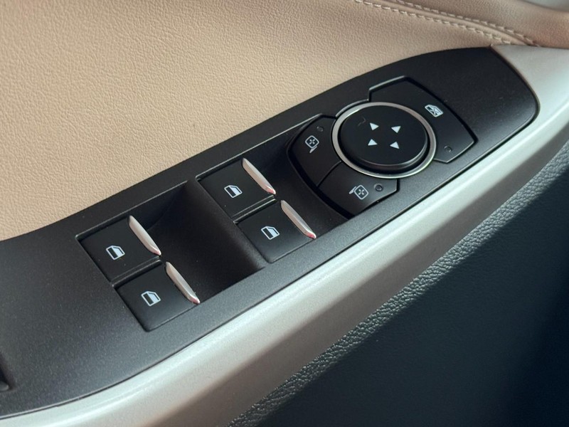 Ford Explorer Vehicle Full-screen Gallery Image 21