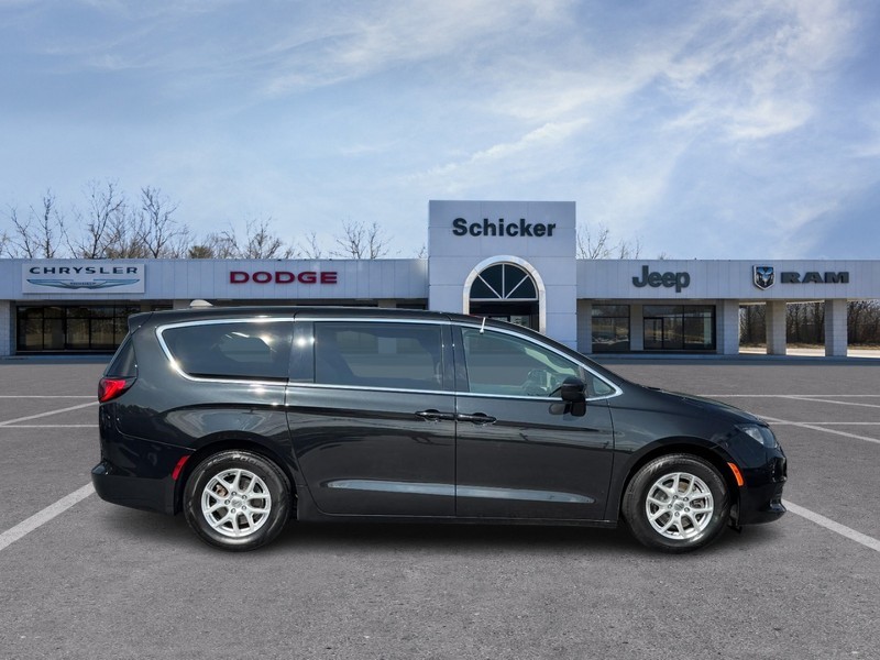 Chrysler Voyager Vehicle Full-screen Gallery Image 02