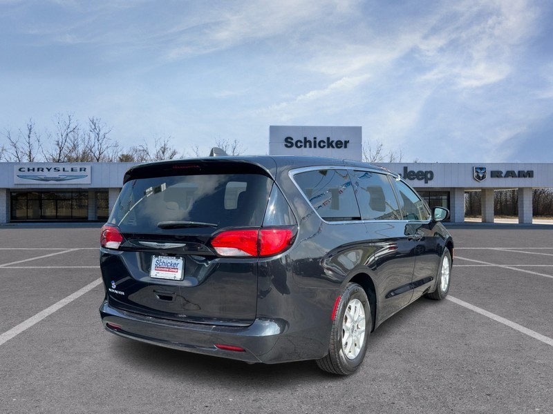 Chrysler Voyager Vehicle Full-screen Gallery Image 03