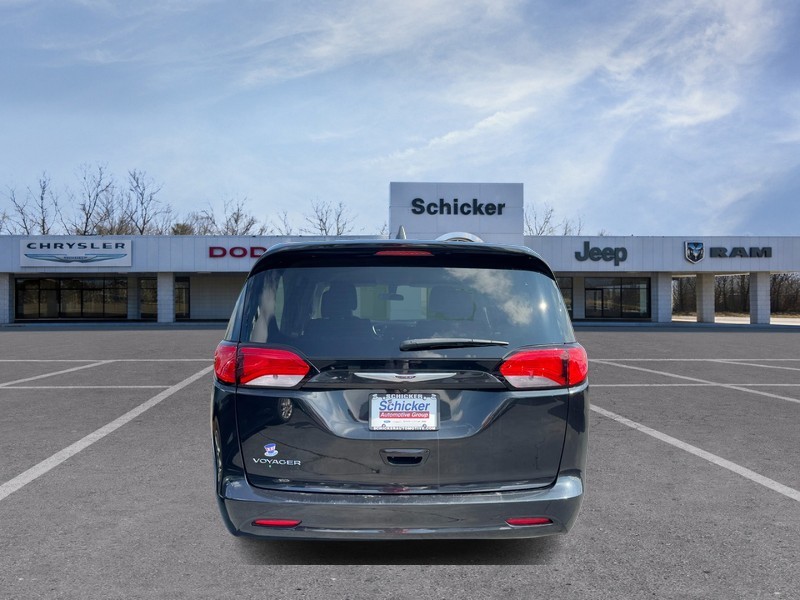 Chrysler Voyager Vehicle Full-screen Gallery Image 04