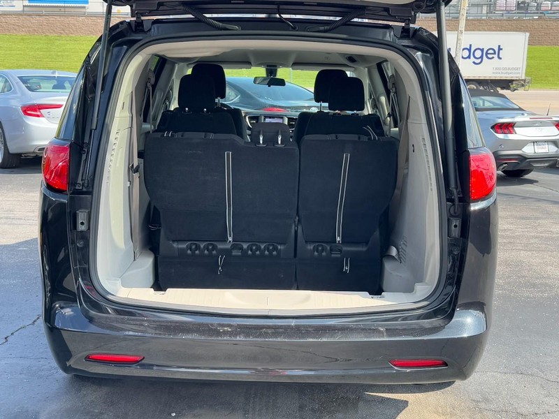 Chrysler Voyager Vehicle Full-screen Gallery Image 05