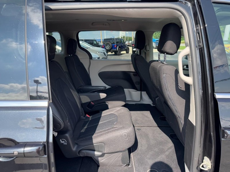 Chrysler Voyager Vehicle Full-screen Gallery Image 10