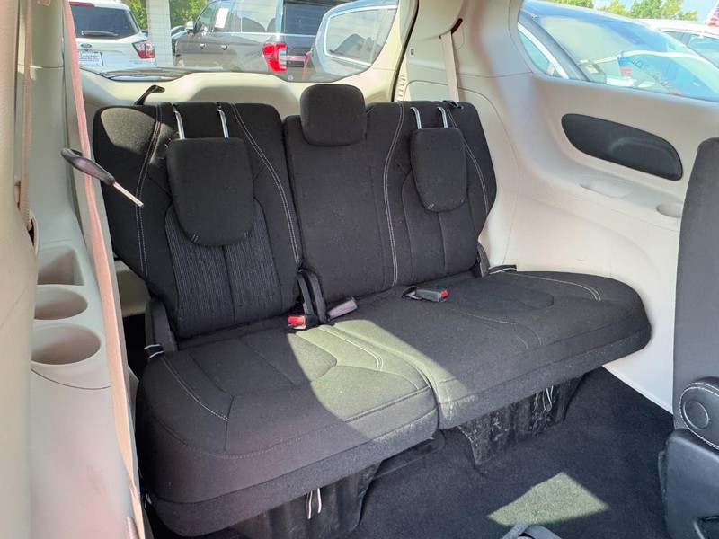 Chrysler Voyager Vehicle Full-screen Gallery Image 11