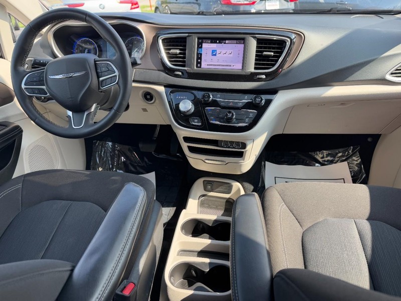 Chrysler Voyager Vehicle Full-screen Gallery Image 12