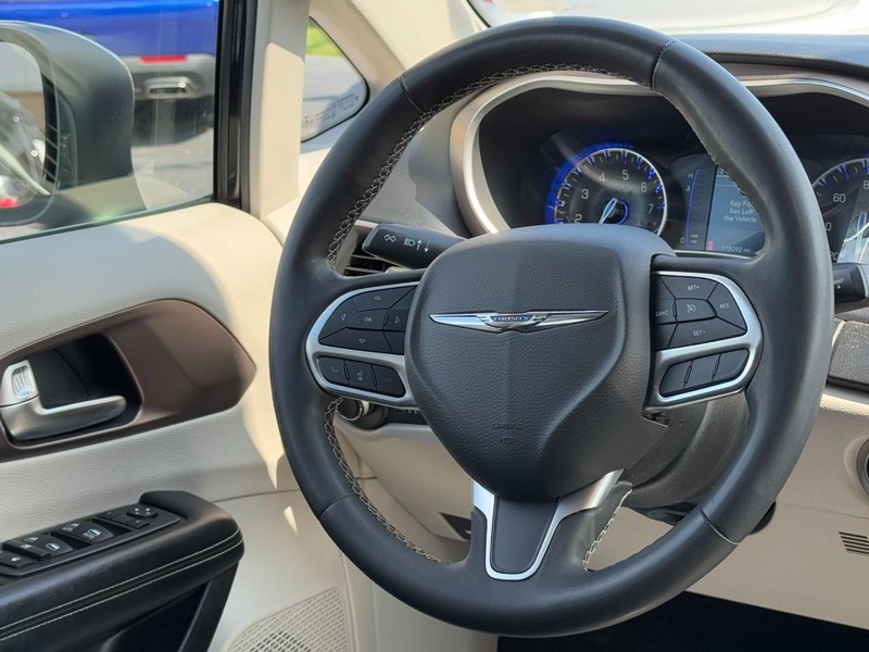 Chrysler Voyager Vehicle Full-screen Gallery Image 13