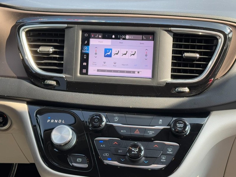 Chrysler Voyager Vehicle Full-screen Gallery Image 14
