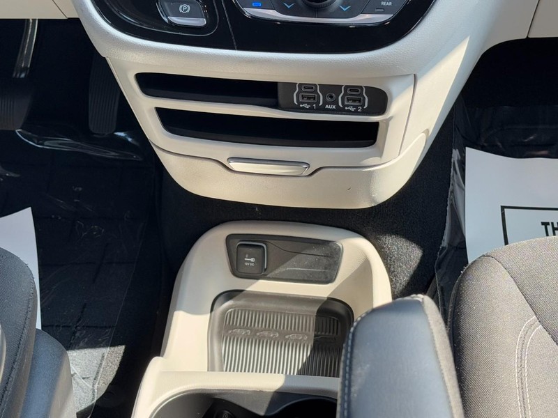 Chrysler Voyager Vehicle Full-screen Gallery Image 15