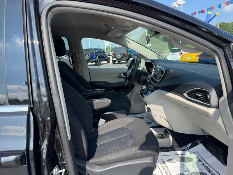 Chrysler Voyager Vehicle Full-screen Gallery Image 16