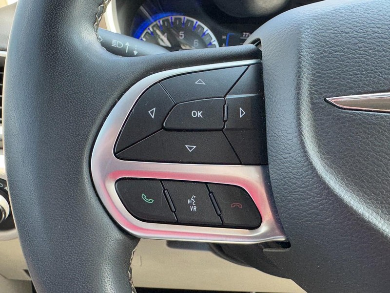 Chrysler Voyager Vehicle Full-screen Gallery Image 17
