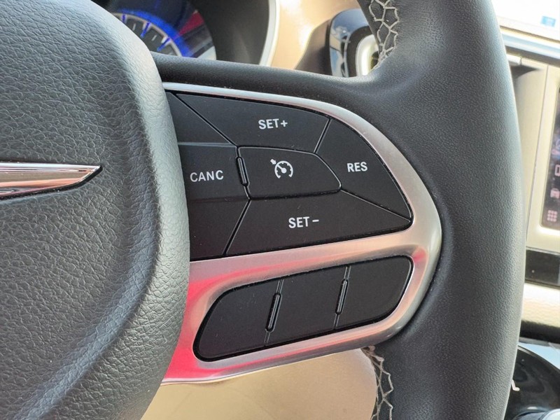 Chrysler Voyager Vehicle Full-screen Gallery Image 18