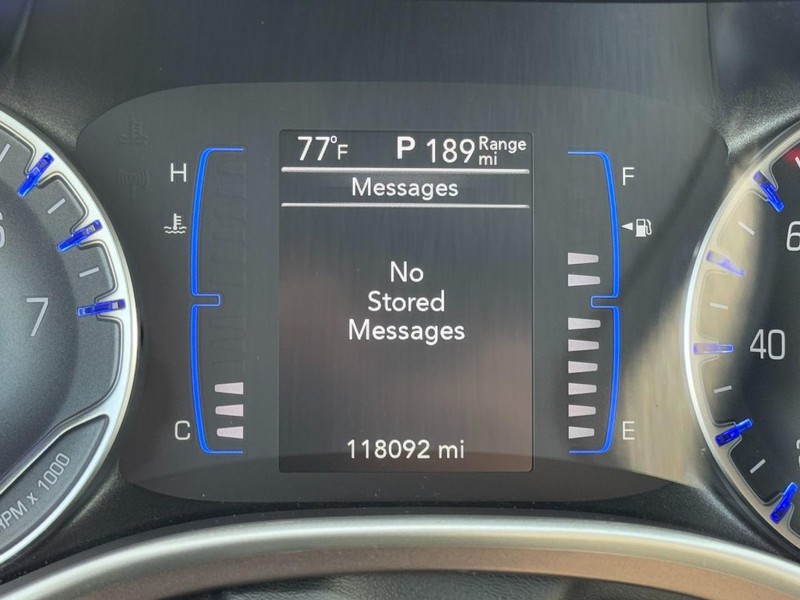 Chrysler Voyager Vehicle Full-screen Gallery Image 19