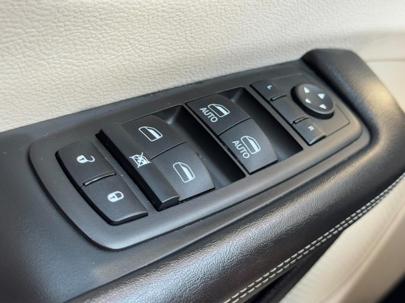 Chrysler Voyager Vehicle Full-screen Gallery Image 23
