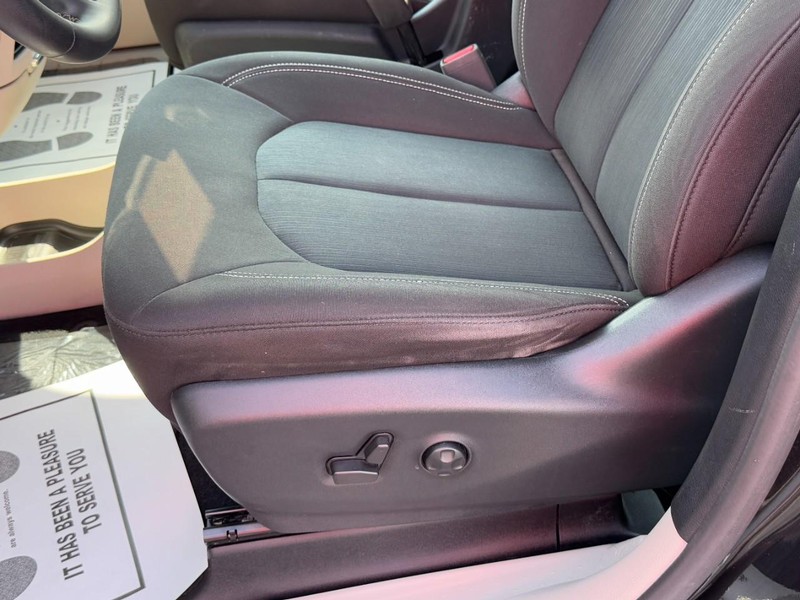 Chrysler Voyager Vehicle Full-screen Gallery Image 24