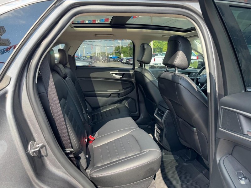 Ford Edge Vehicle Full-screen Gallery Image 10