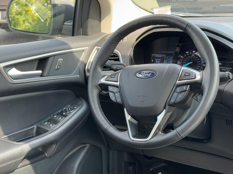 Ford Edge Vehicle Full-screen Gallery Image 12