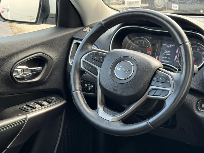 Jeep Cherokee Vehicle Full-screen Gallery Image 12