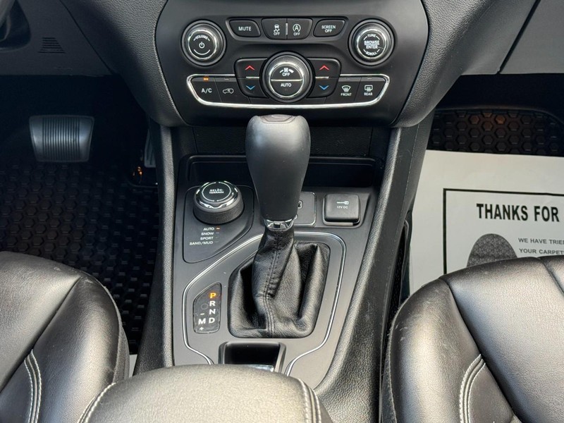 Jeep Cherokee Vehicle Full-screen Gallery Image 14
