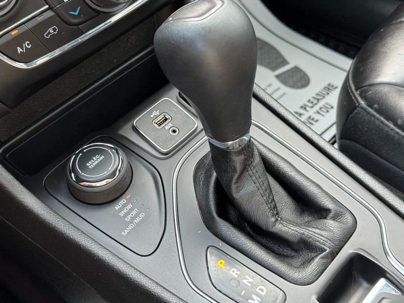 Jeep Cherokee Vehicle Full-screen Gallery Image 19