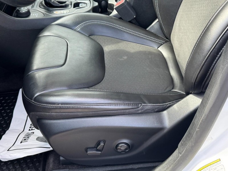 Jeep Cherokee Vehicle Full-screen Gallery Image 23