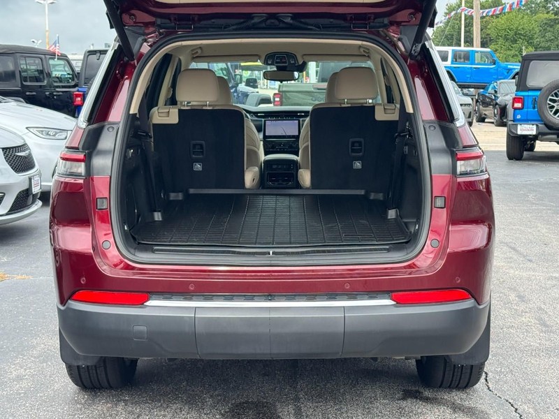 Jeep Grand Cherokee L Vehicle Full-screen Gallery Image 05