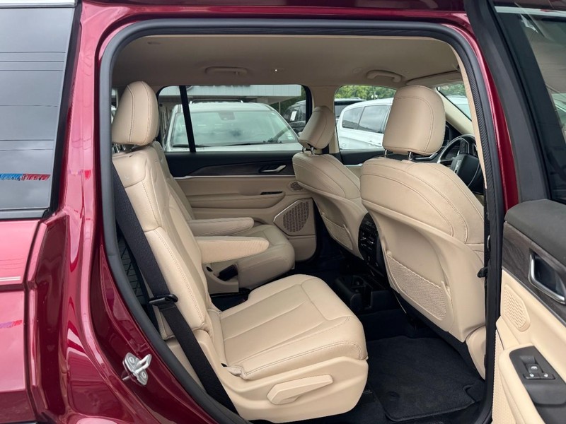 Jeep Grand Cherokee L Vehicle Full-screen Gallery Image 10