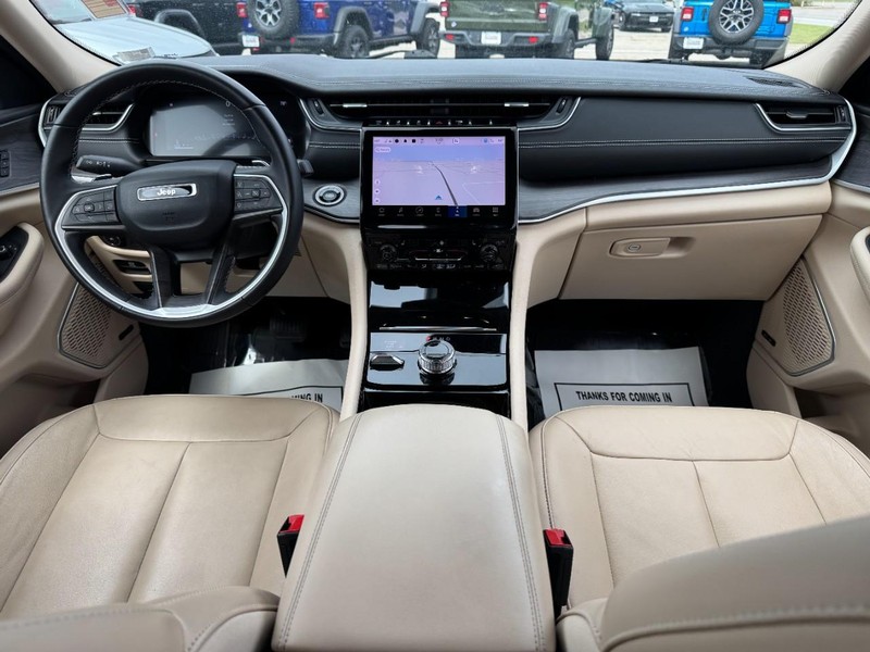 Jeep Grand Cherokee L Vehicle Full-screen Gallery Image 11