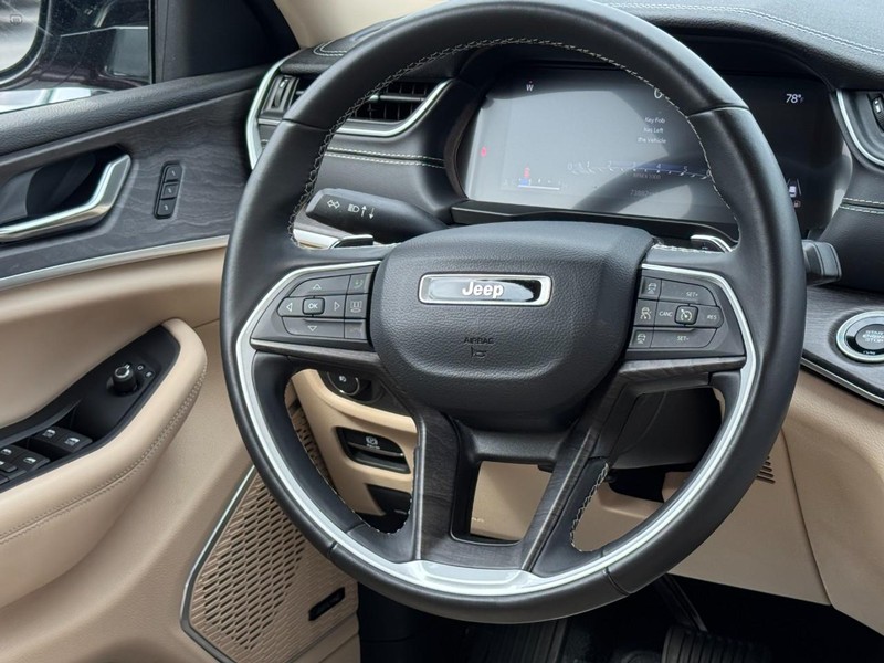 Jeep Grand Cherokee L Vehicle Full-screen Gallery Image 12