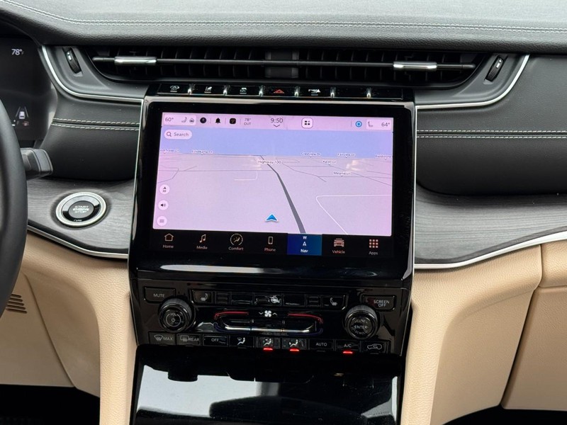 Jeep Grand Cherokee L Vehicle Full-screen Gallery Image 13