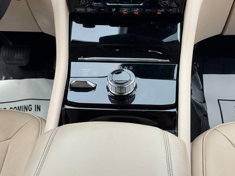 Jeep Grand Cherokee L Vehicle Full-screen Gallery Image 14