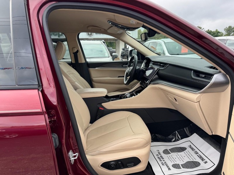 Jeep Grand Cherokee L Vehicle Full-screen Gallery Image 15