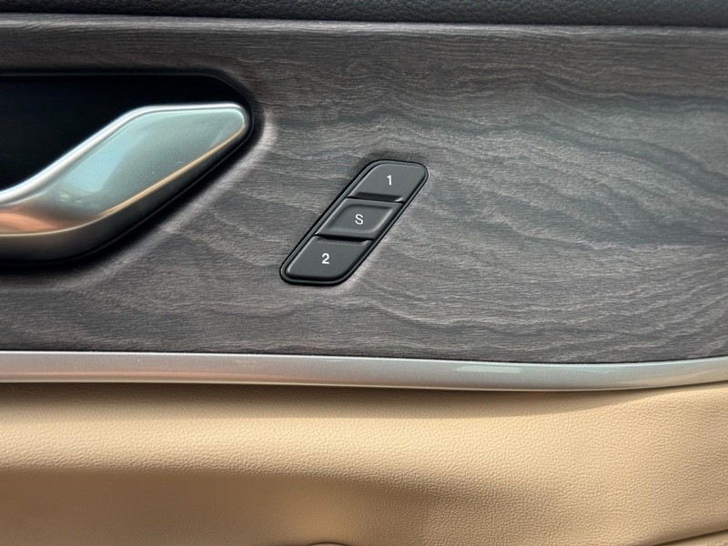 Jeep Grand Cherokee L Vehicle Full-screen Gallery Image 16