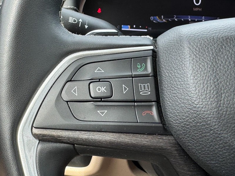 Jeep Grand Cherokee L Vehicle Full-screen Gallery Image 17