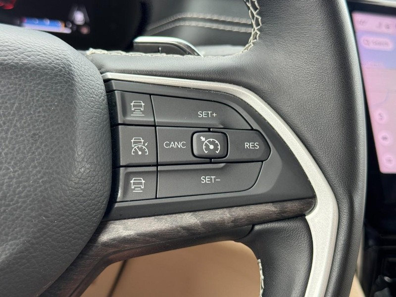 Jeep Grand Cherokee L Vehicle Full-screen Gallery Image 18
