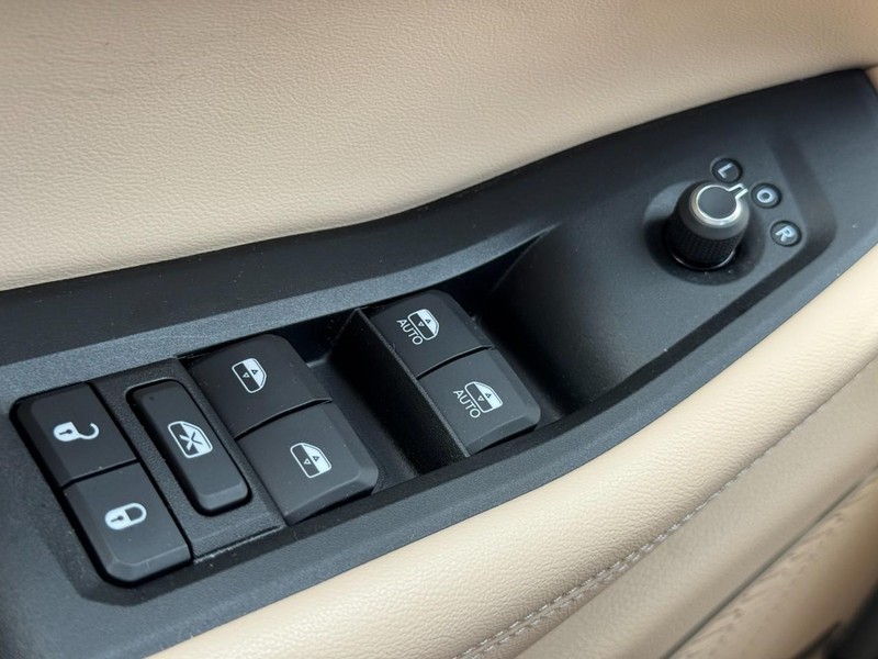 Jeep Grand Cherokee L Vehicle Full-screen Gallery Image 23