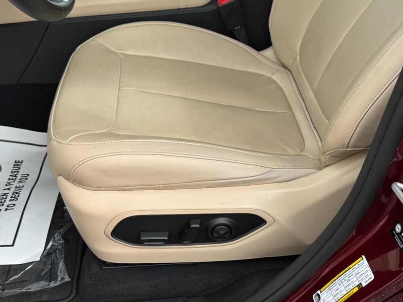 Jeep Grand Cherokee L Vehicle Full-screen Gallery Image 24