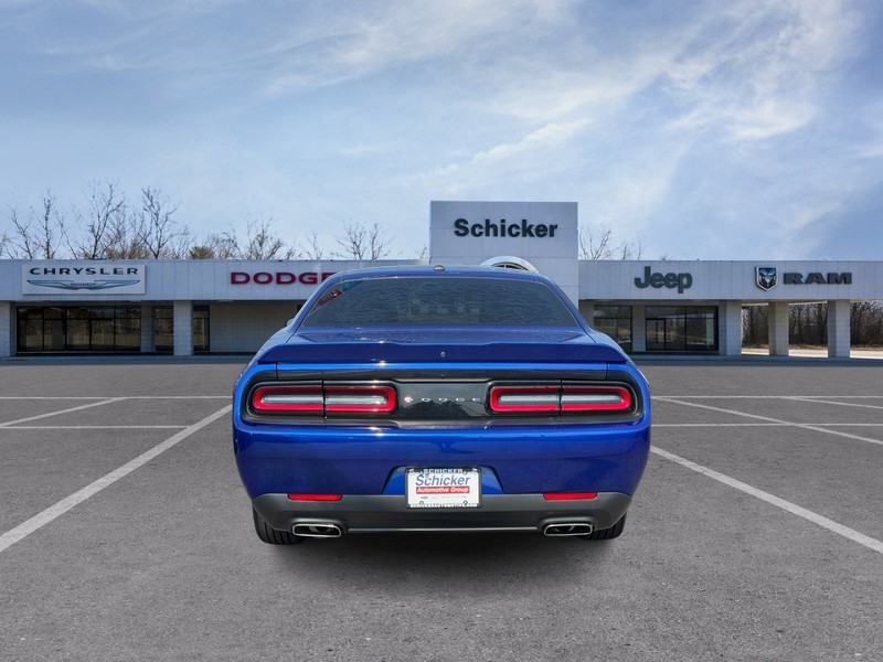 Dodge Challenger Vehicle Full-screen Gallery Image 04