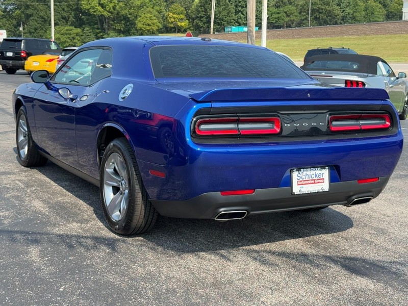Dodge Challenger Vehicle Full-screen Gallery Image 06