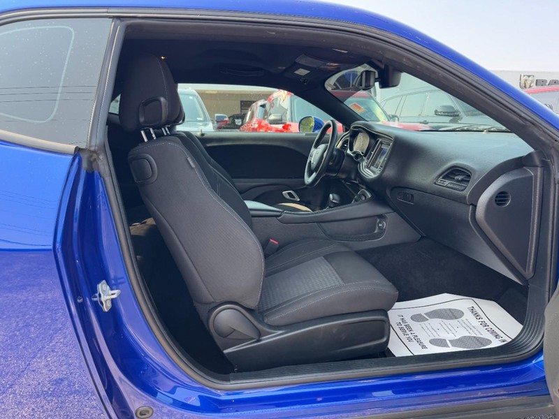 Dodge Challenger Vehicle Full-screen Gallery Image 10