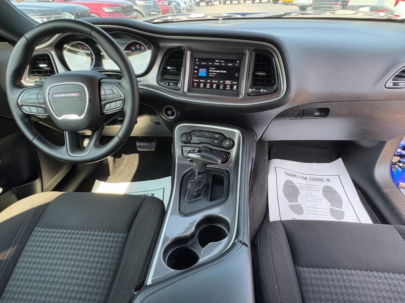 Dodge Challenger Vehicle Full-screen Gallery Image 12