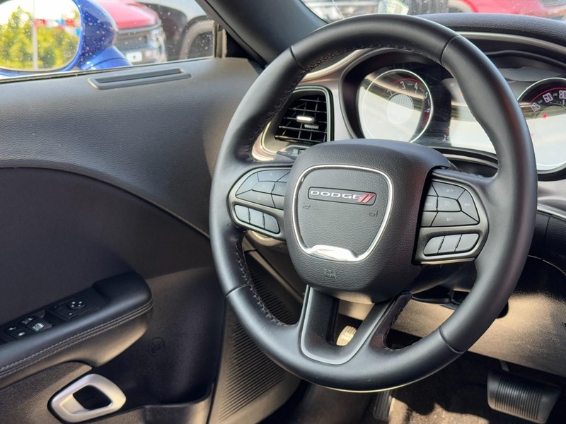 Dodge Challenger Vehicle Full-screen Gallery Image 13
