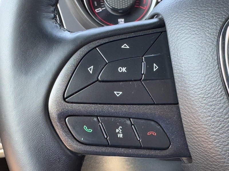 Dodge Challenger Vehicle Full-screen Gallery Image 17