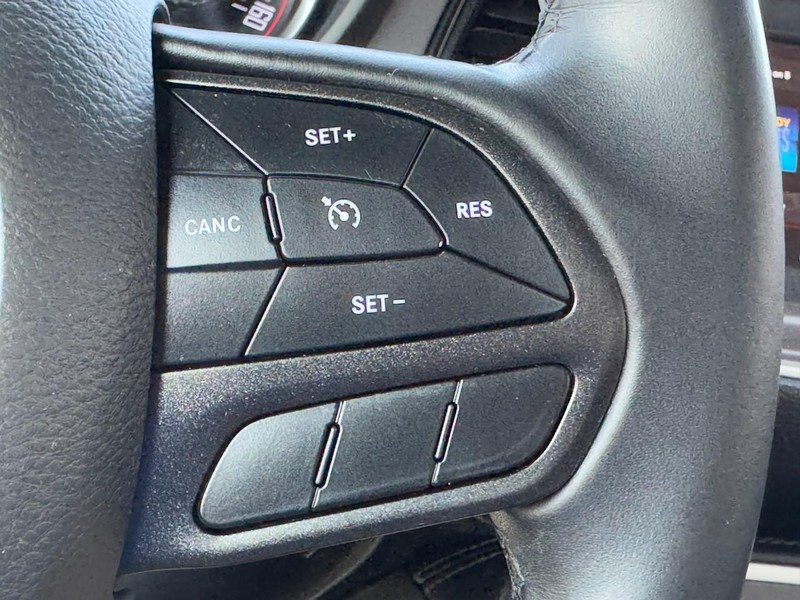Dodge Challenger Vehicle Full-screen Gallery Image 18