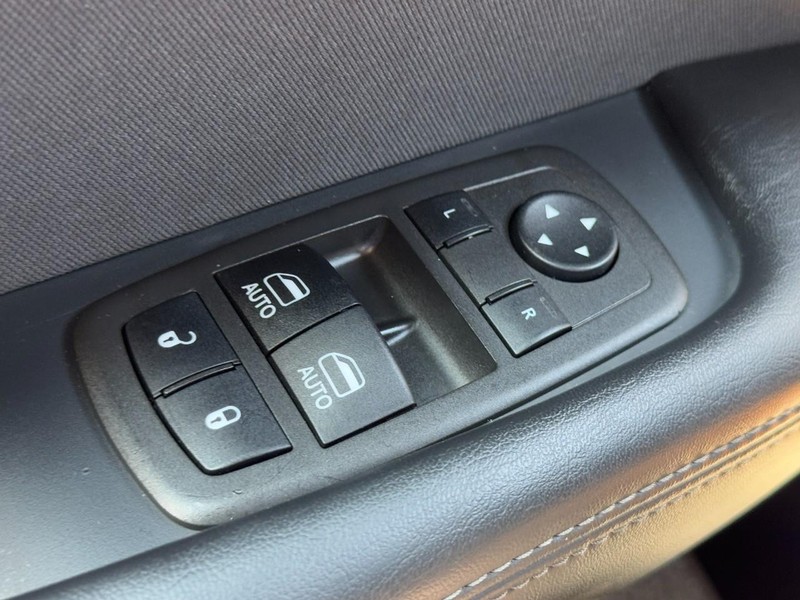 Dodge Challenger Vehicle Full-screen Gallery Image 22