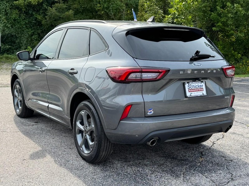 Ford Escape Vehicle Full-screen Gallery Image 06