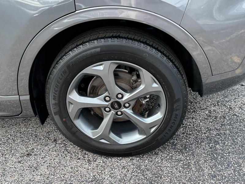 Ford Escape Vehicle Full-screen Gallery Image 07