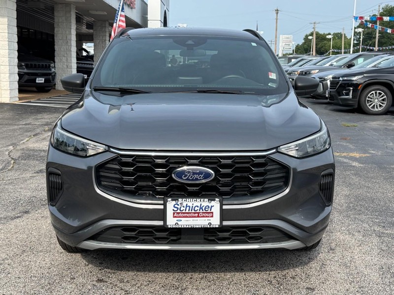 Ford Escape Vehicle Full-screen Gallery Image 09